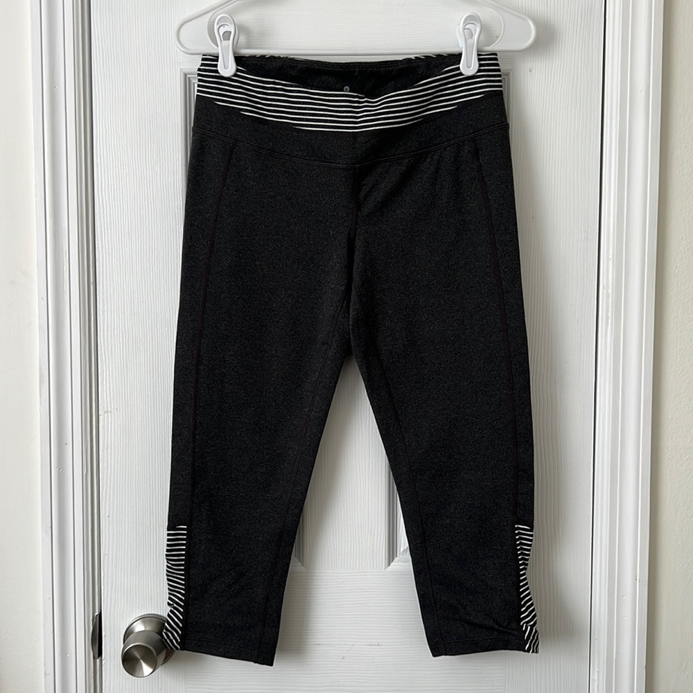 Athleta M Black and Grey Striped Pattern Cropped Leggings